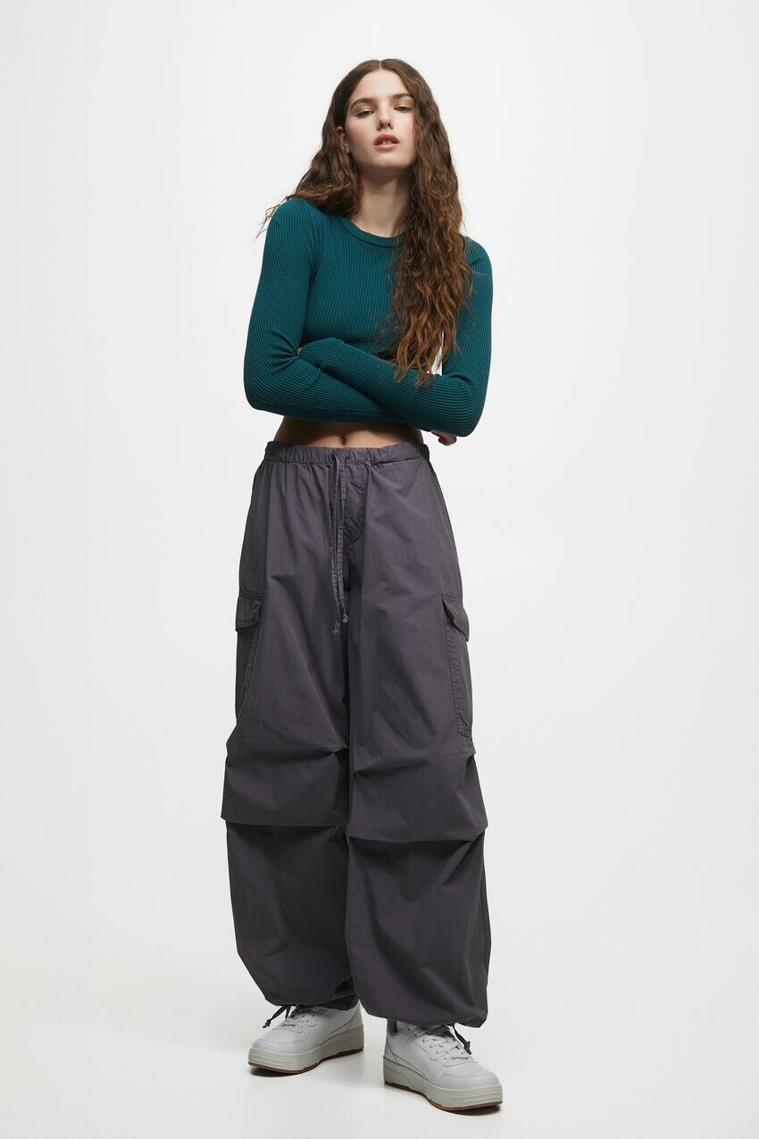

Парашютные брюки карго Pull&Bear, темно-серый