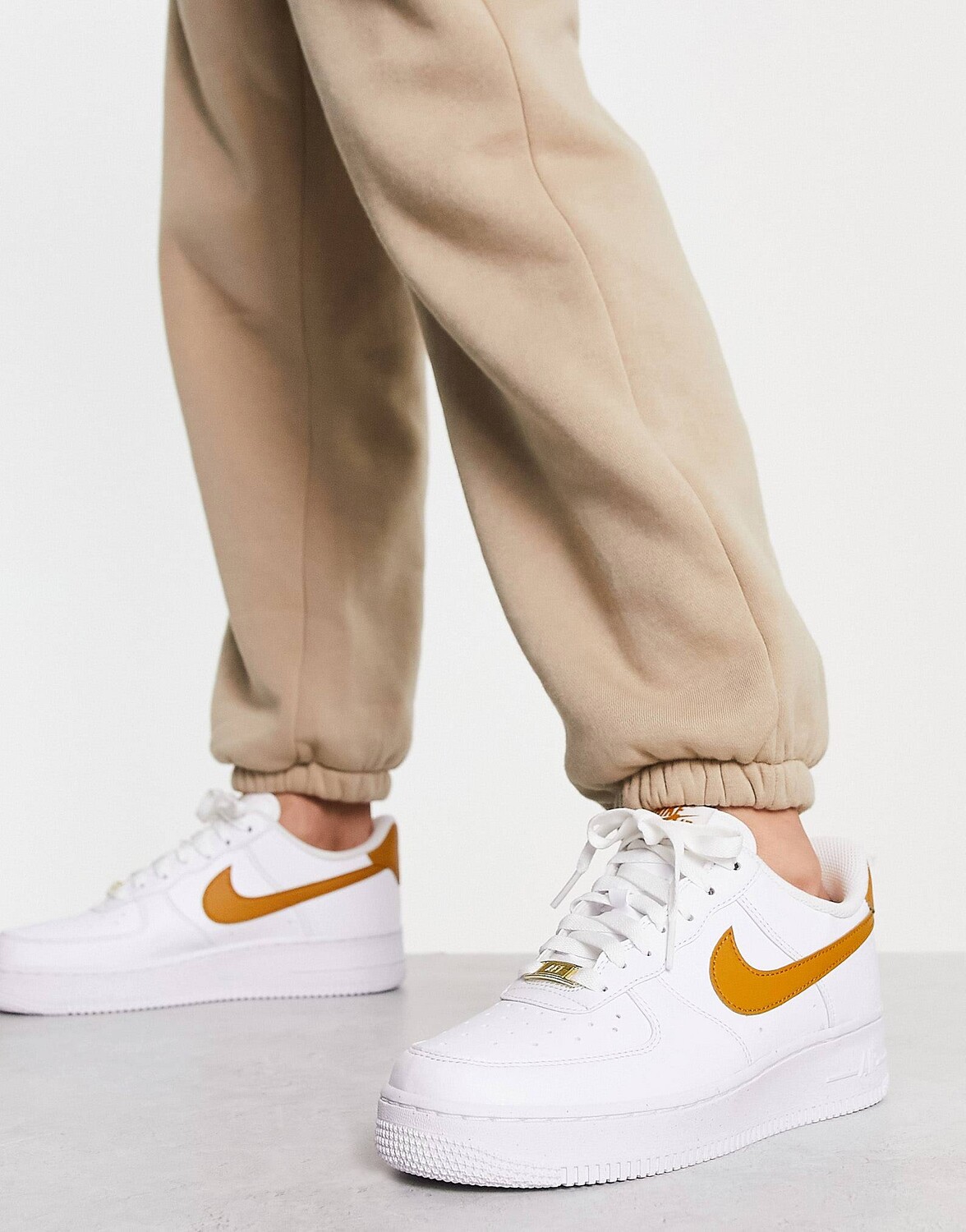 

Белые и золотисто-желтые кроссовки Nike Air Force 1 '07 Next