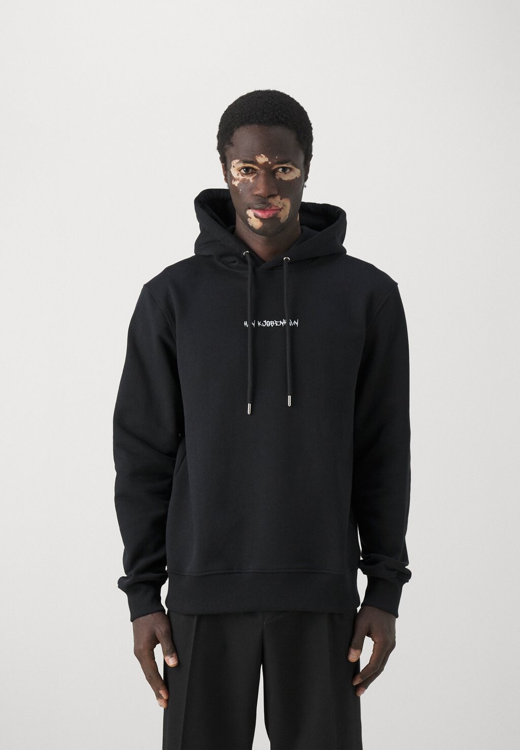 

Толстовка Толстовка с капюшоном GRAPHIC FONT REGULAR UNISEX Han Kjøbenhavn, черный