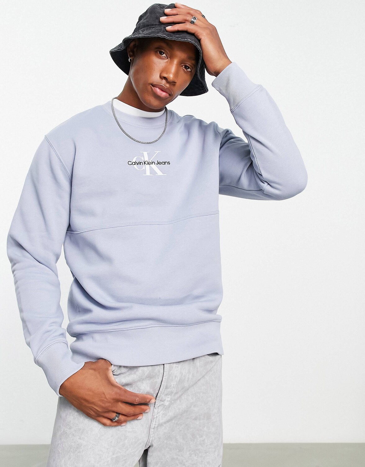 

Синий свитшот с монограммой и логотипом Calvin Klein Jeans