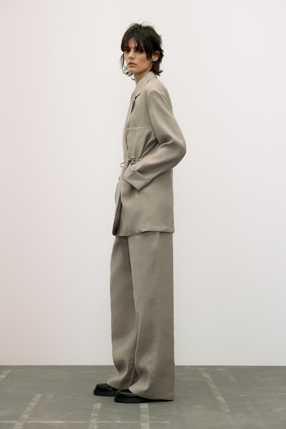 

Двубортный струящийся пиджак в стиле минимализма Zw Collection ZARA