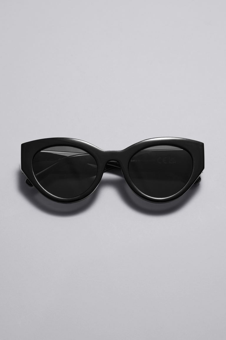 овальные солнцезащитные очки и другие истории h Солнцезащитные очки «кошачий глаз» и другие истории H&M, черный