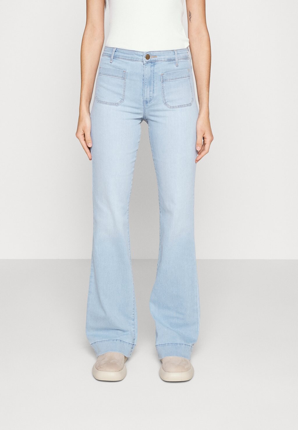 

Расклешенные джинсы Wrangler