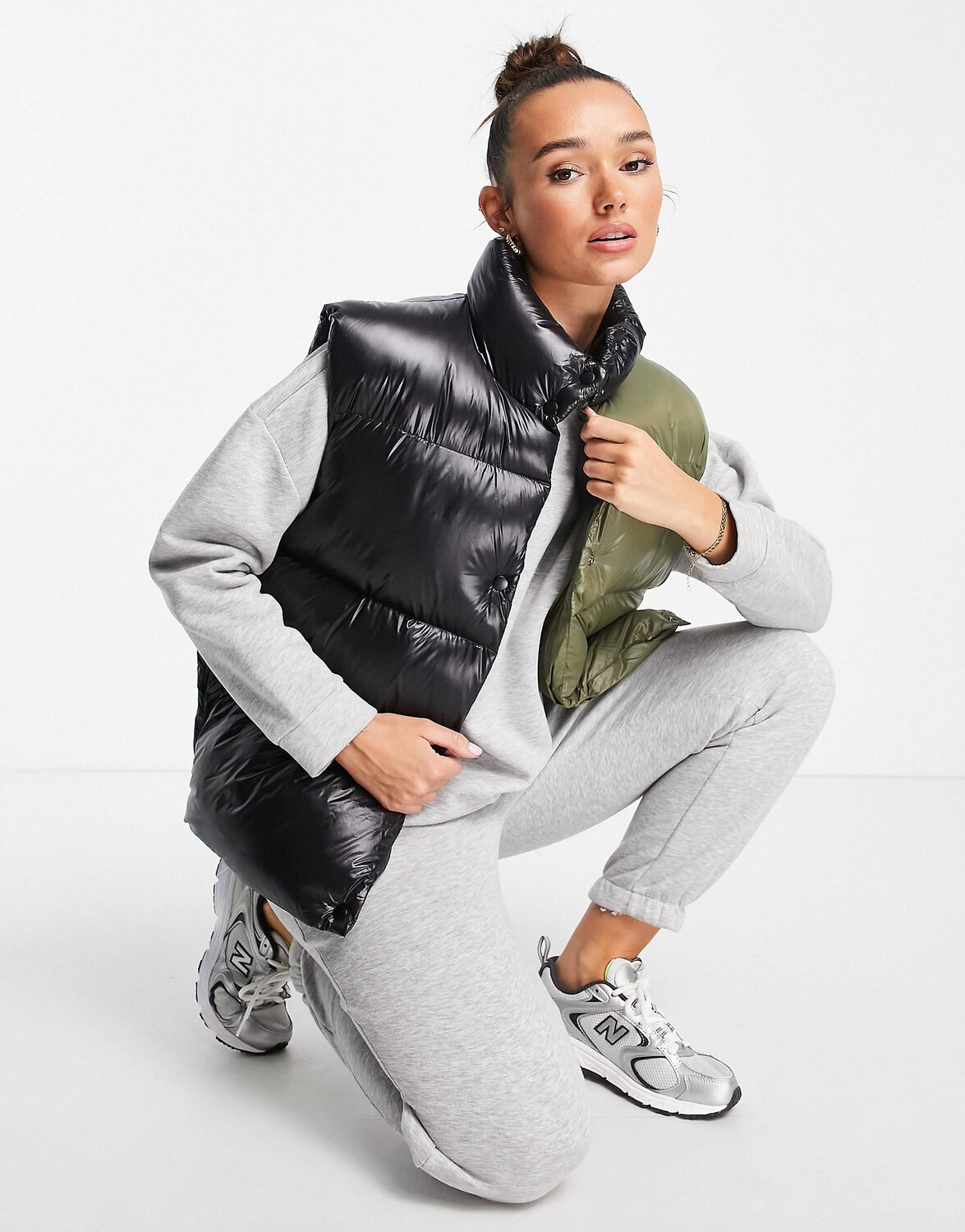 

Черный и хаки блестящий блестящий жилет ASOS DESIGN