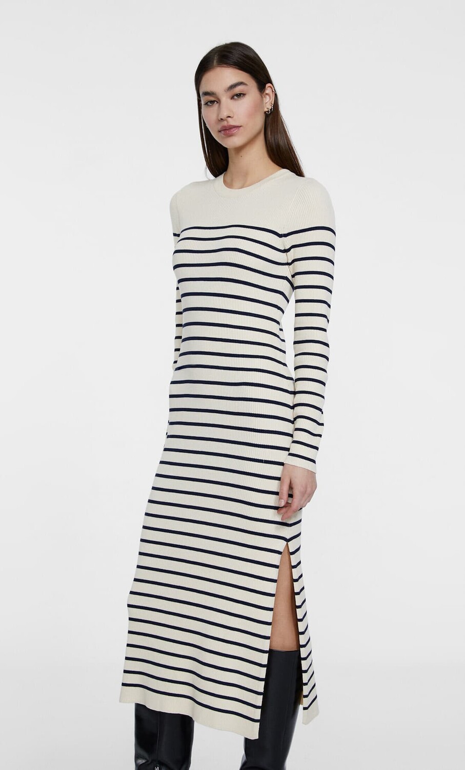 

Длинное трикотажное платье Stradivarius, экру