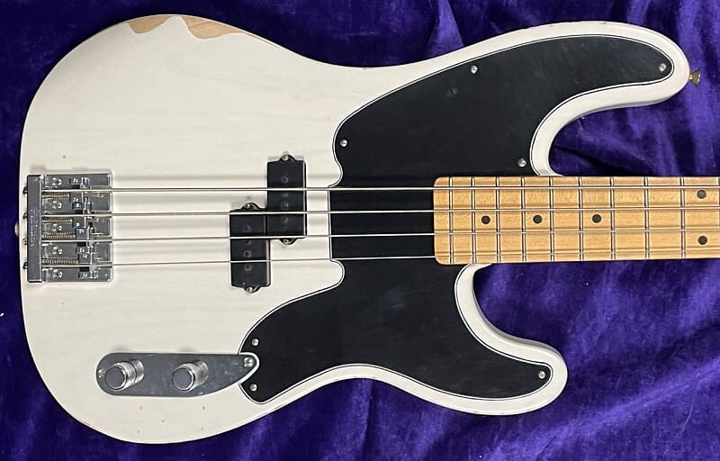 

Fender Roadworn Mike Dirnt P-Bass, белый блондин / клен