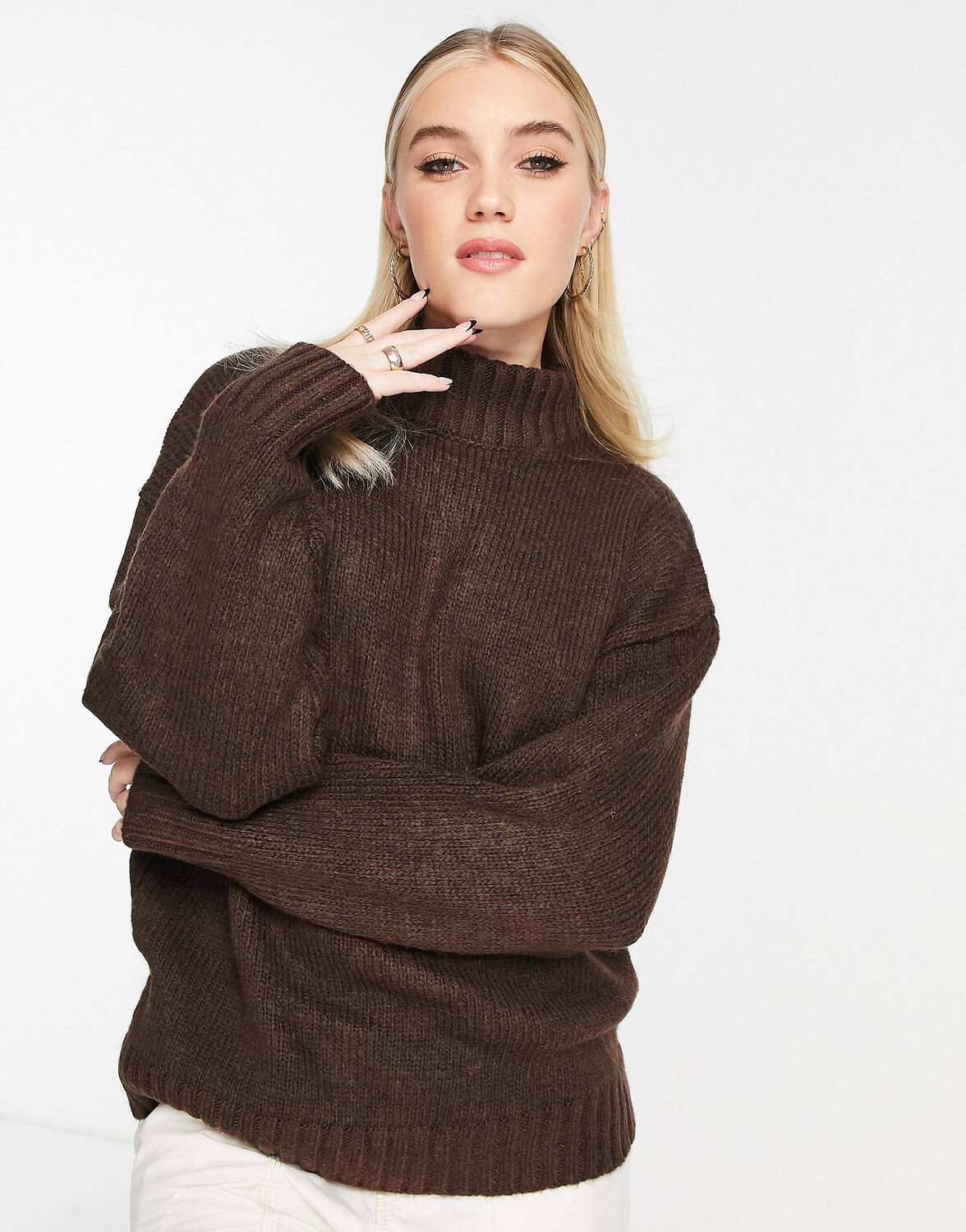 

Коричневый джемпер с высоким воротником ASOS DESIGN