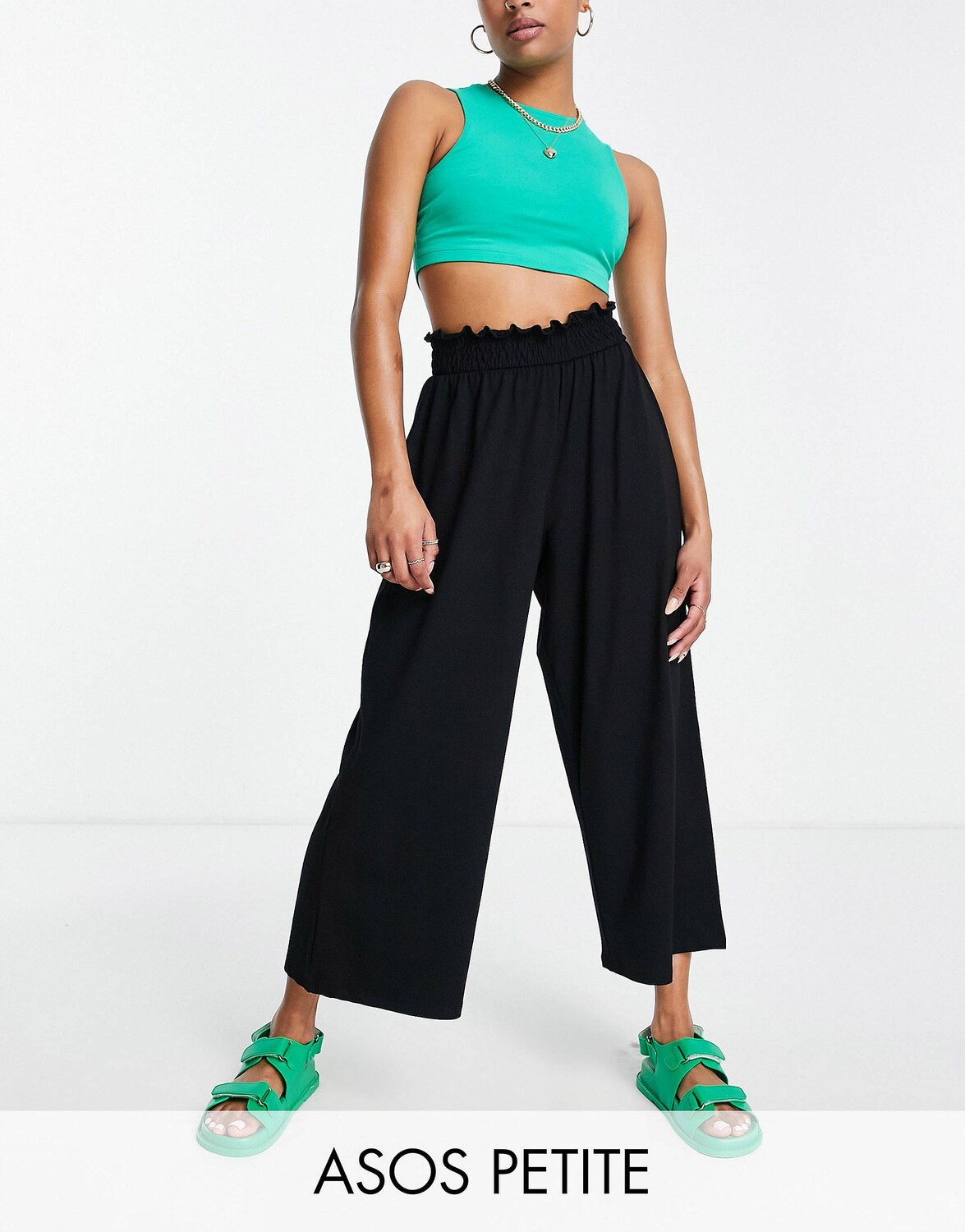 

Черные брюки-кюлоты с присборенной талией ASOS DESIGN Petite