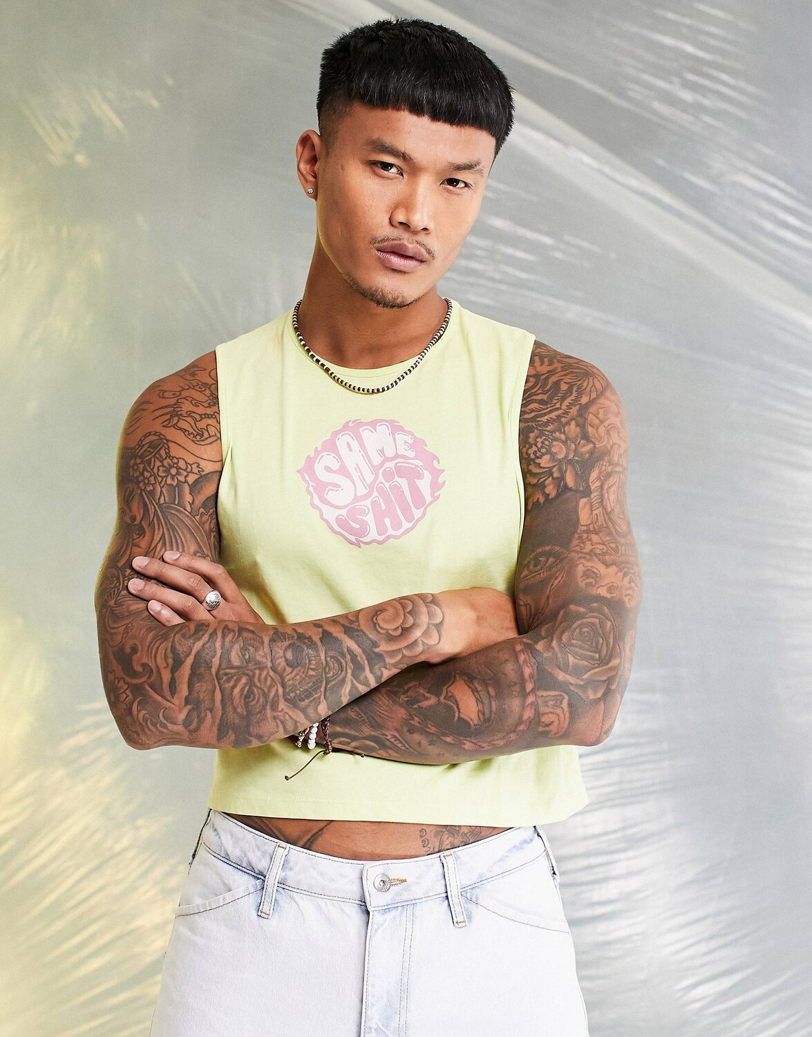 

Желтый жилет с узлом на спине и принтом на груди ASOS DESIGN