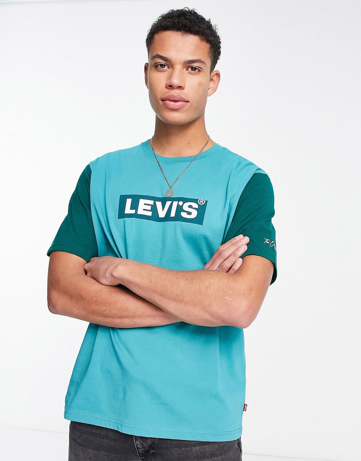 

Зеленая футболка Levi's с логотипом и контрастными рукавами