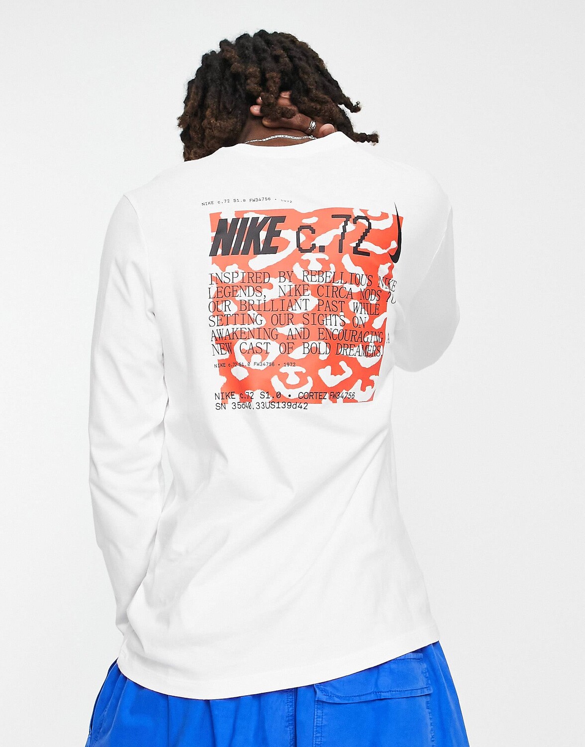 

Белая футболка с длинным рукавом и принтом на спине Nike Circa