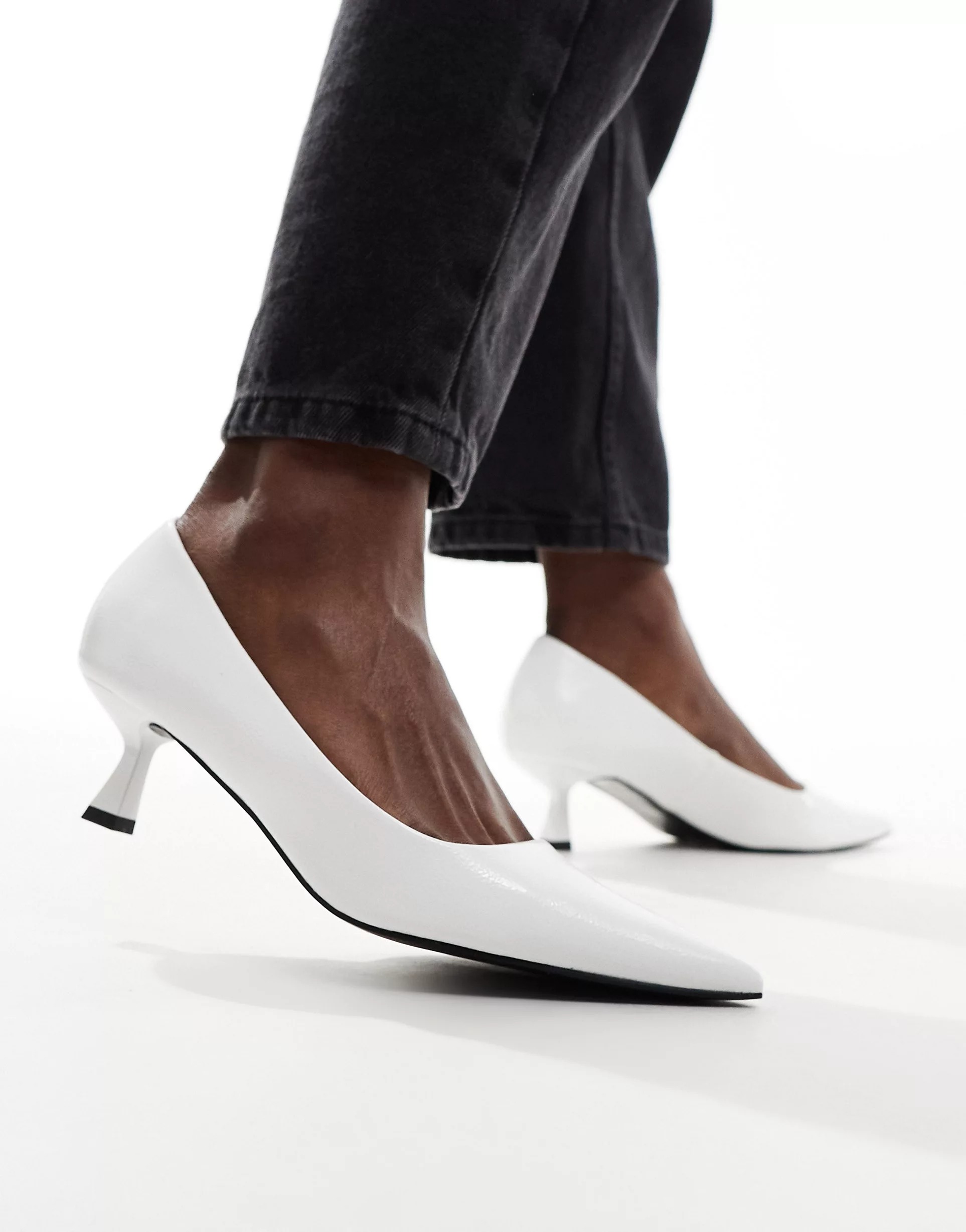 Туфли Asos Design Street Kitten Heeled, белый туфли asos design priority platform high heeled белый
