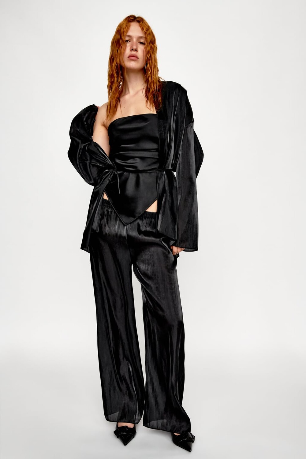 

Топ из атласа без бременок ZARA, черный