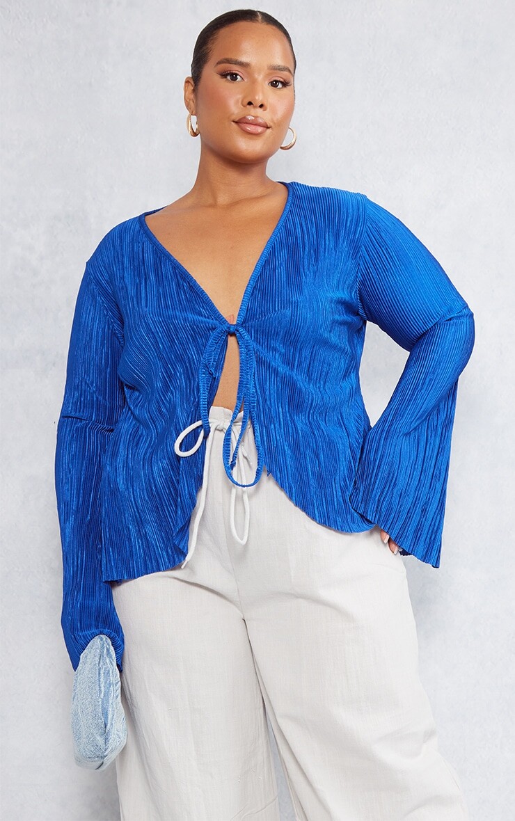 

PrettyLittleThing Синяя плиссированная блузка Plus с завязками спереди