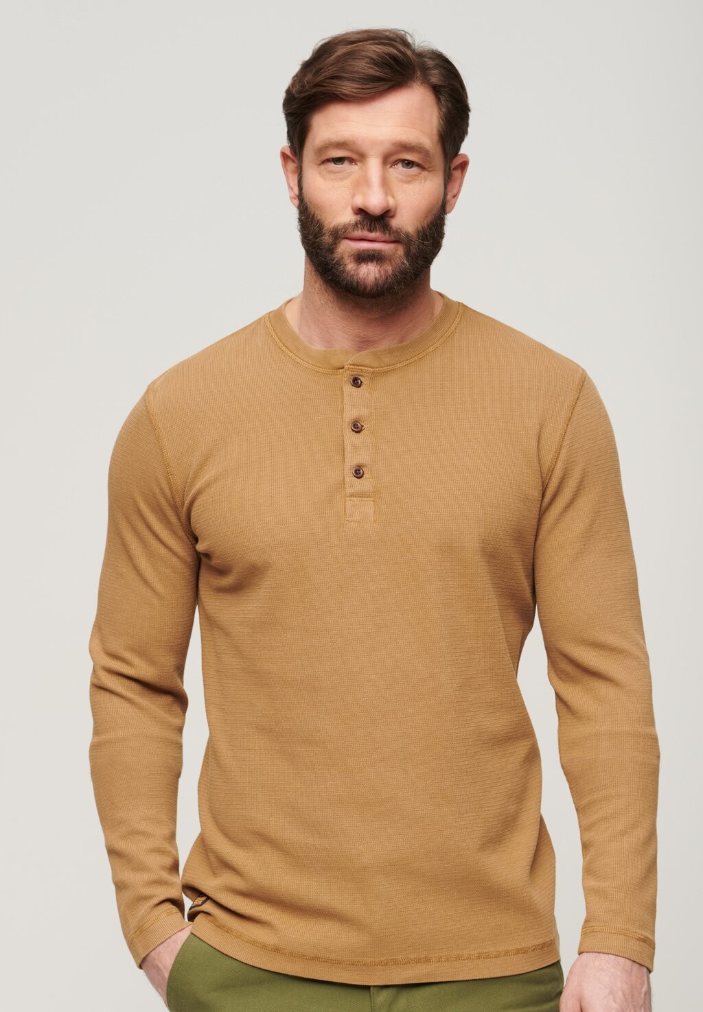 Вязаный свитер WAFFLE LONG SLEEVE HENLEY Superdry, цвет classic brown camel