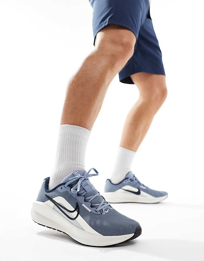 

Голубые и белые кроссовки Nike Running Downshifter 13