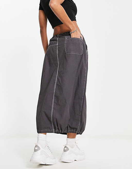 

Темно-серая юбка-парашют макси ASOS DESIGN с контрастной строчкой