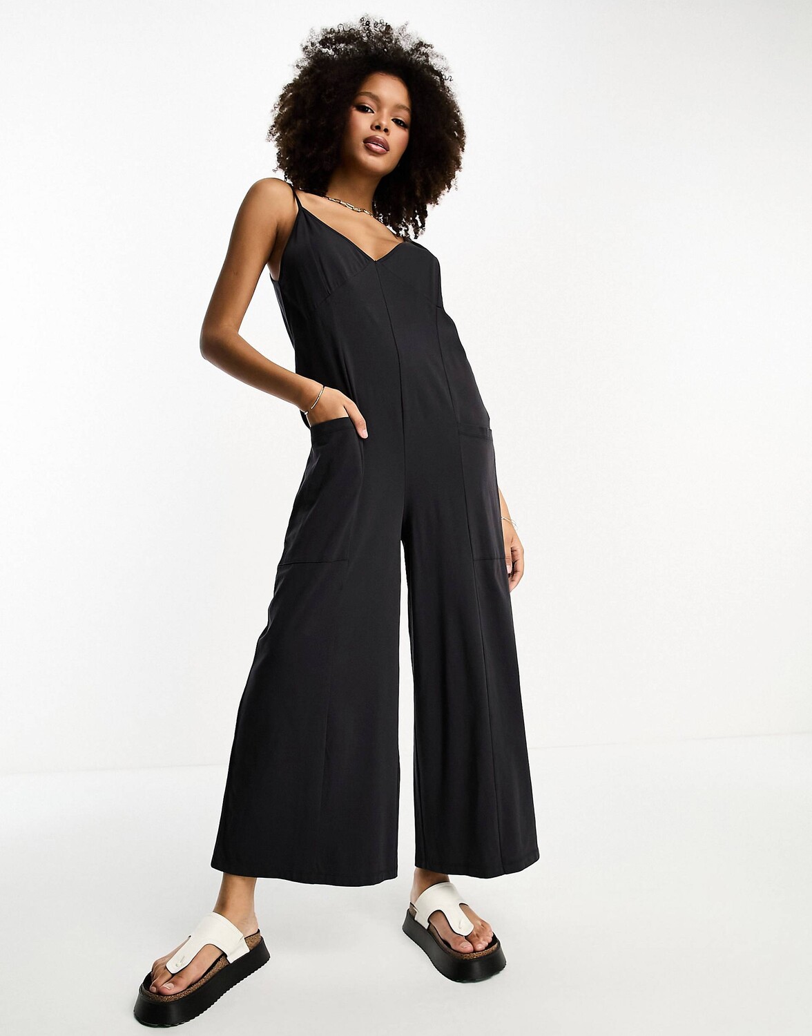 

Темно-серый комбинезон из джерси с ремешками ASOS DESIGN