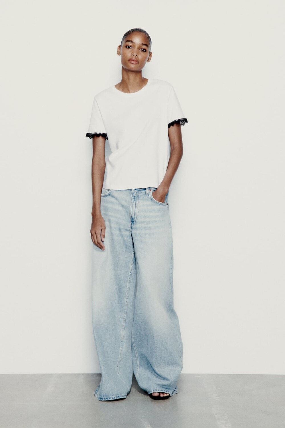 

Хлопковая футболка с украшенной отделкой ZARA, черный