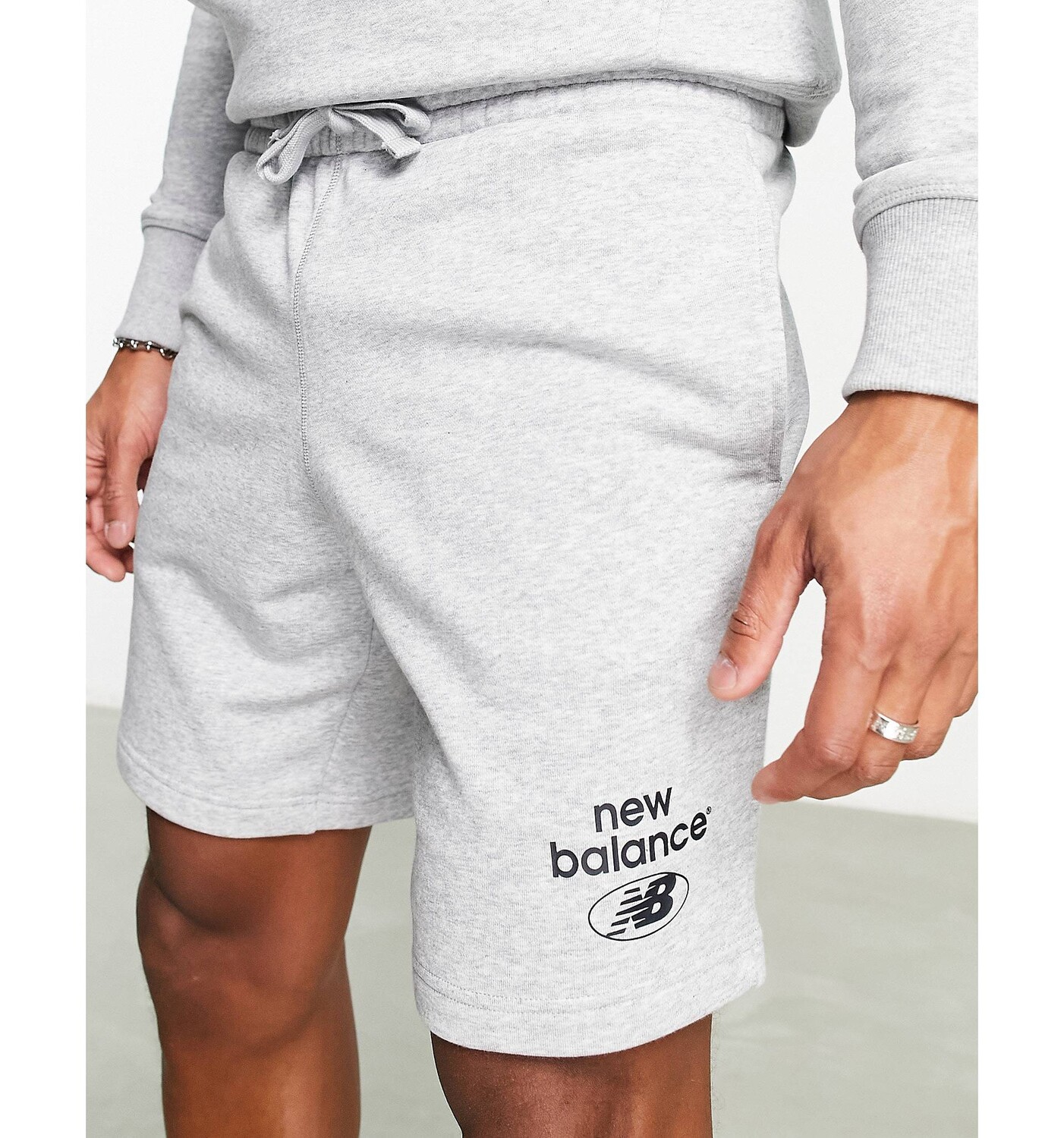 

Серые флисовые шорты New Balance Essentials