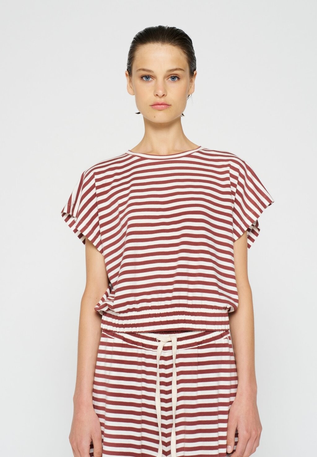 

Футболка с принтом SQUARE STRIPE 10DAYS, цвет warm white burgundy