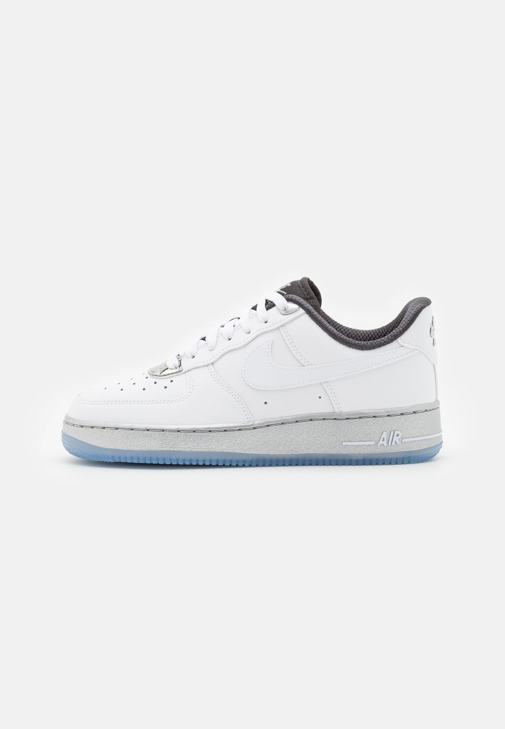 

Кроссовки Nike Air Force 1 07 Se, белый / серебристый металлик