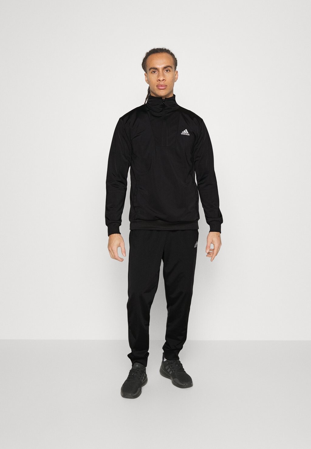 

Спортивный костюм Adidas