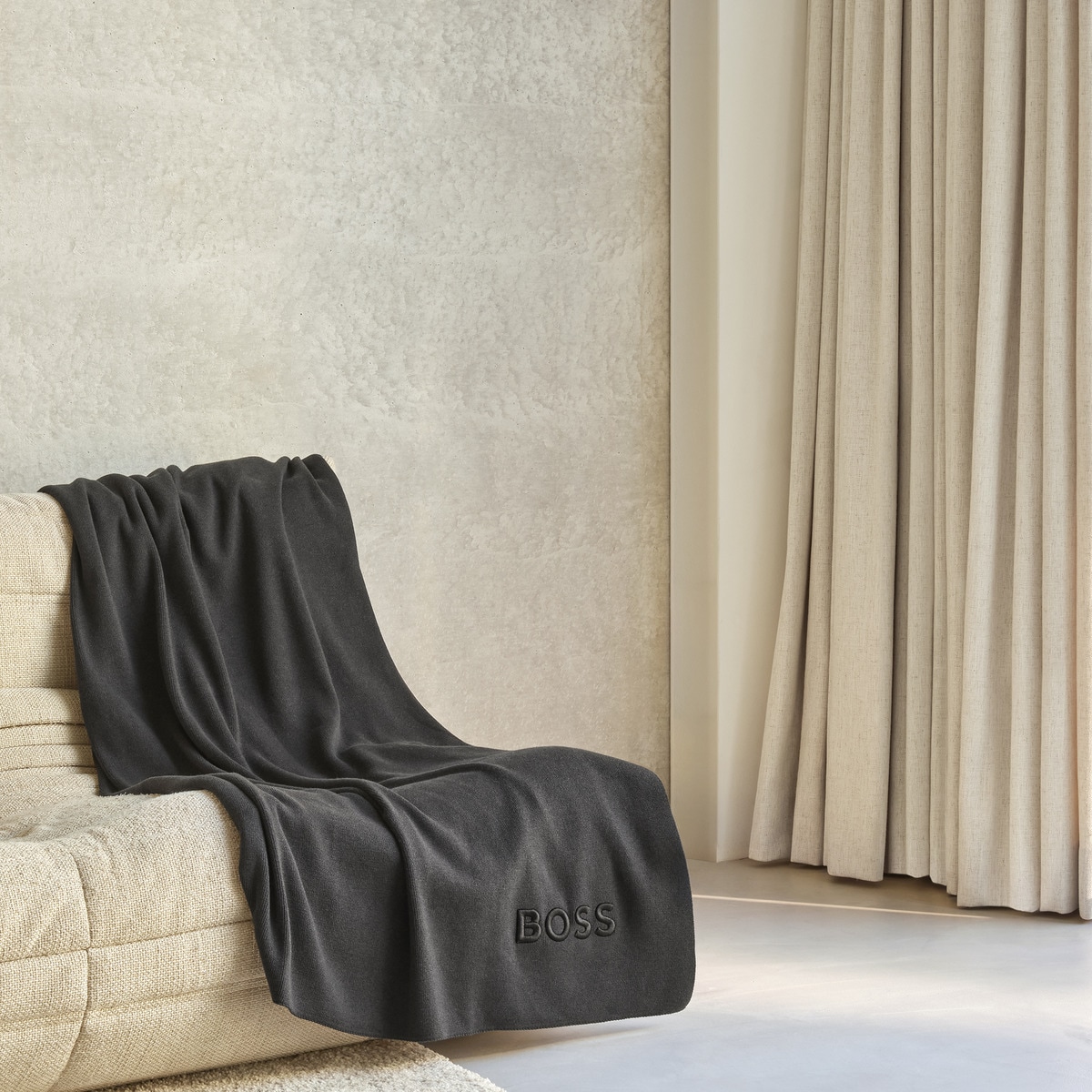 Декоративное одеяло с ярким логотипом Hugo Boss, черный