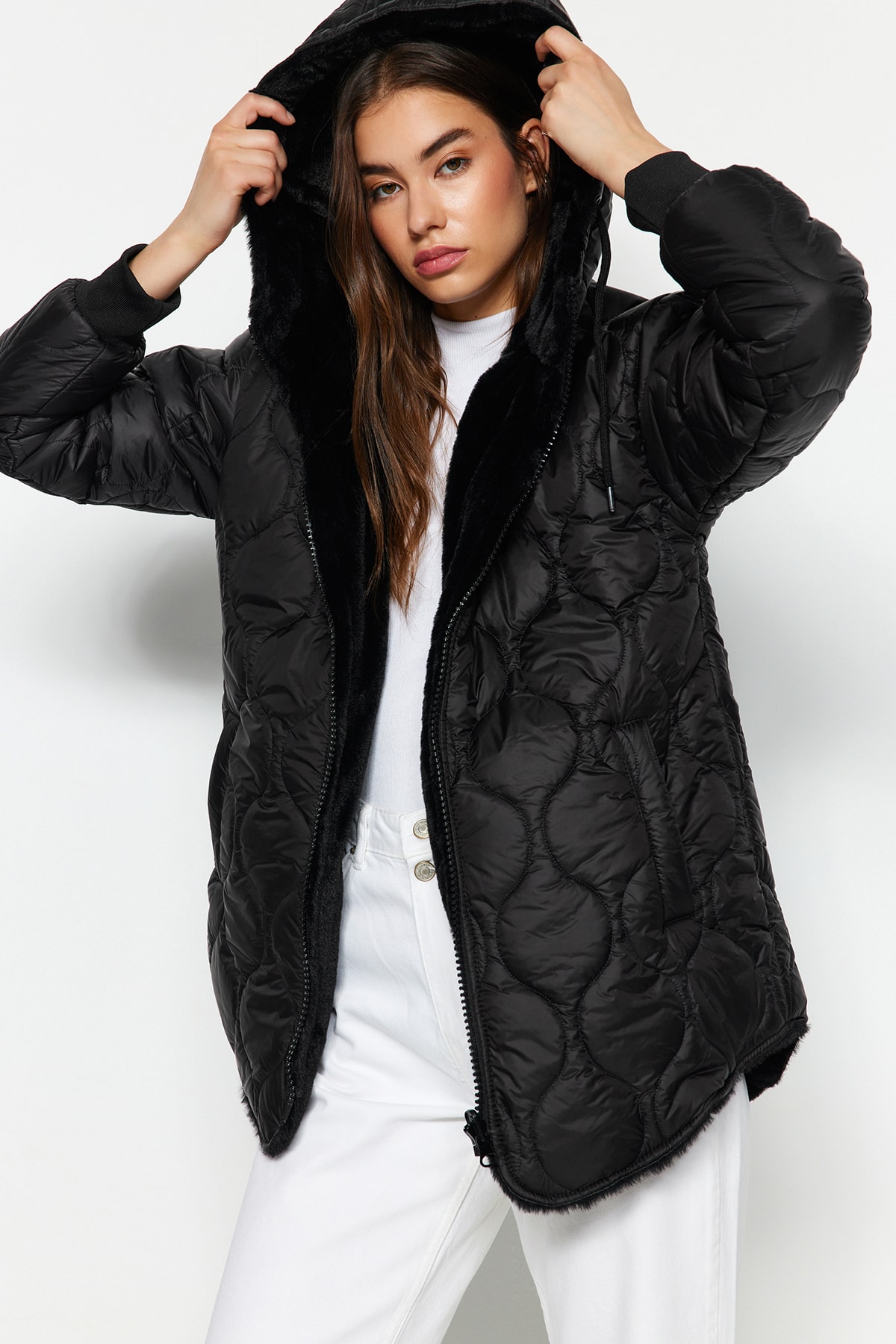 Пальто Trendyol двустороннее стеганое с капюшоном, черный цена и фото
