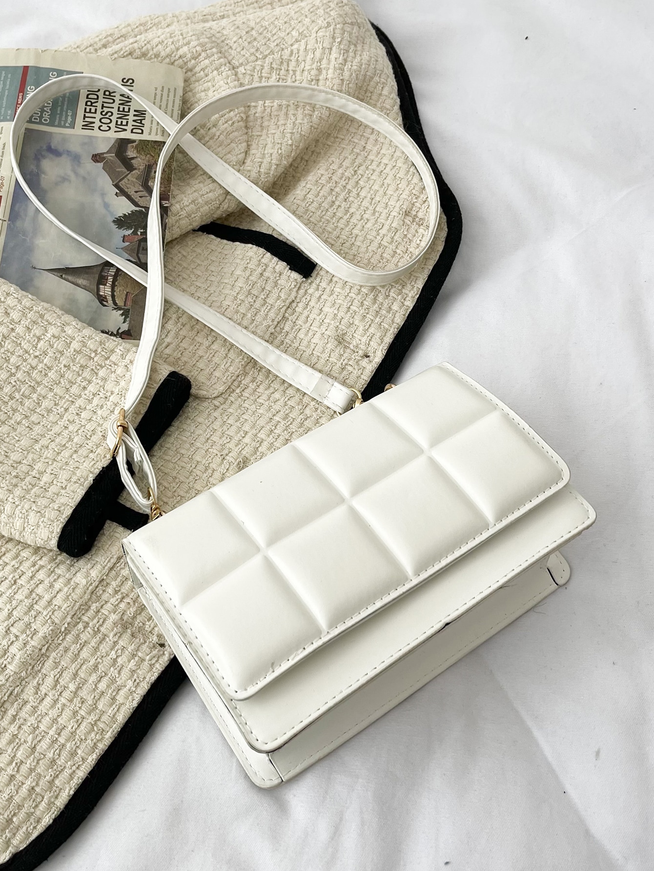 цена Модная мини-сумка через плечо с клапаном и регулируемым плечевым ремнем, белый