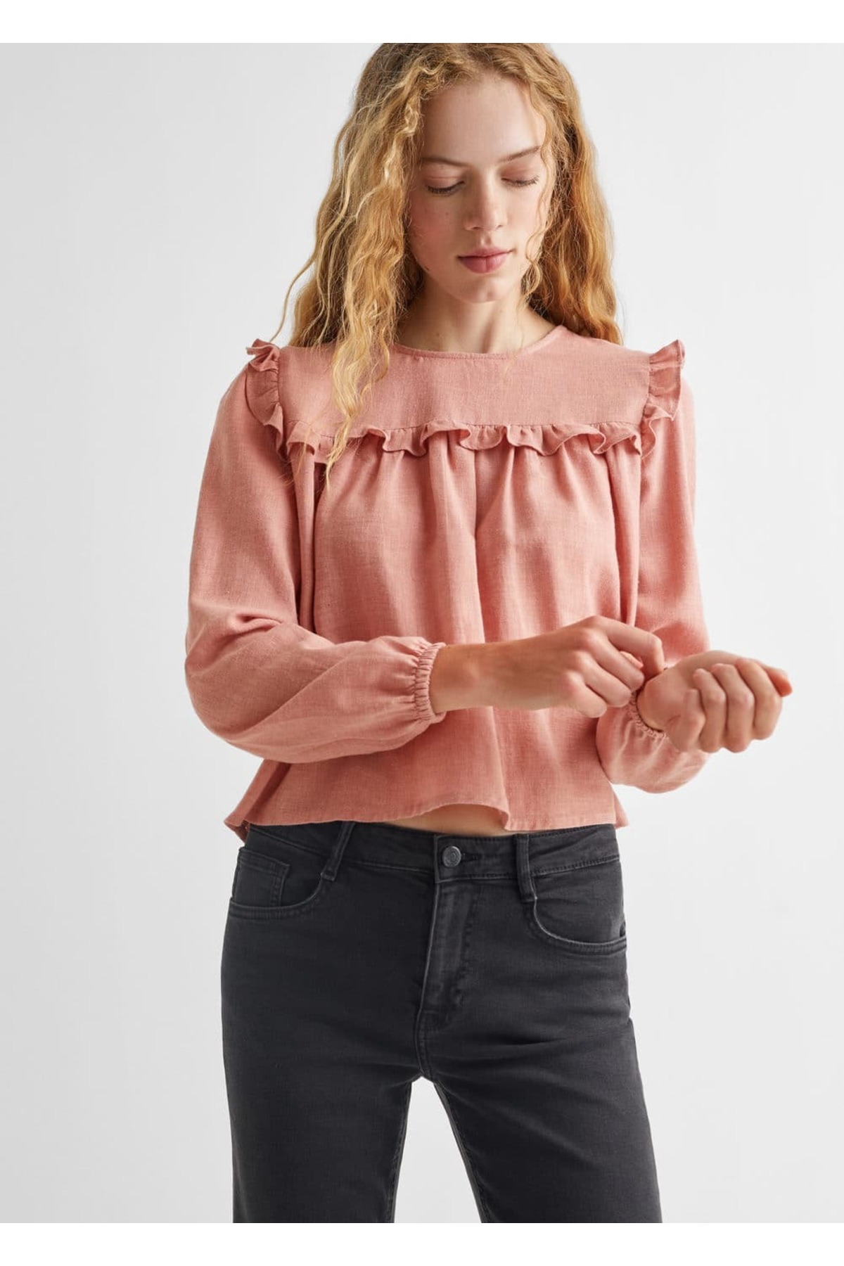 цена Хлопковая блузка с воланами Mango, розовый