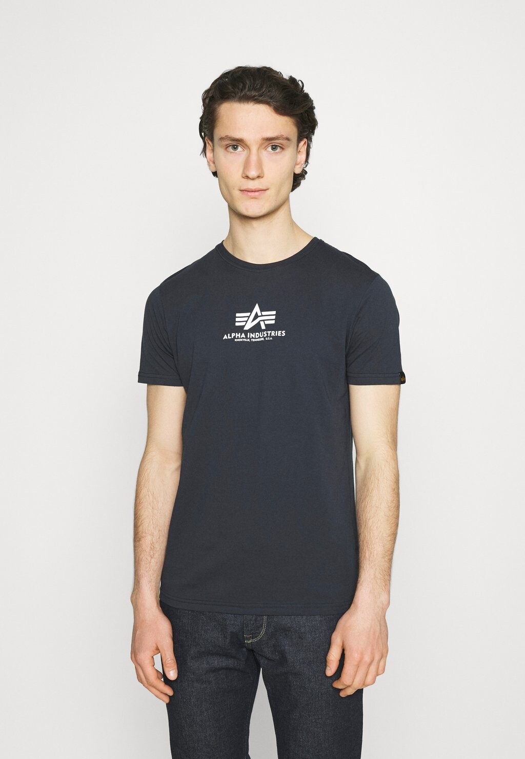 

Футболка с принтом Alpha Industries, синяя