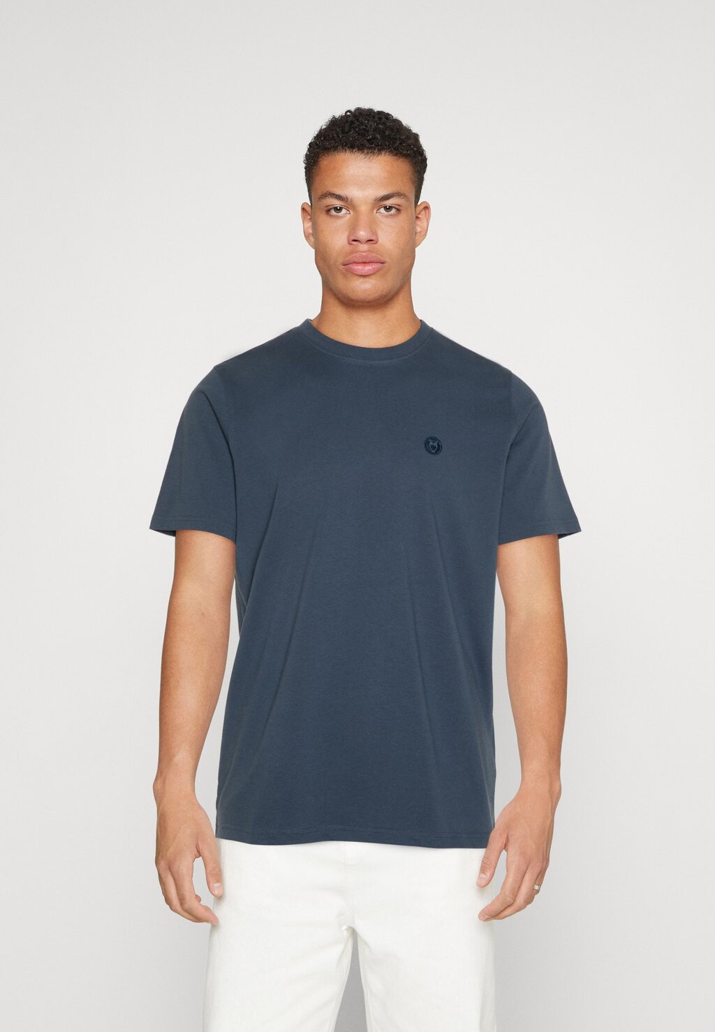 

Базовая футболка BADGE TEE GOTS VEGAN KnowledgeCotton Apparel, темный деним