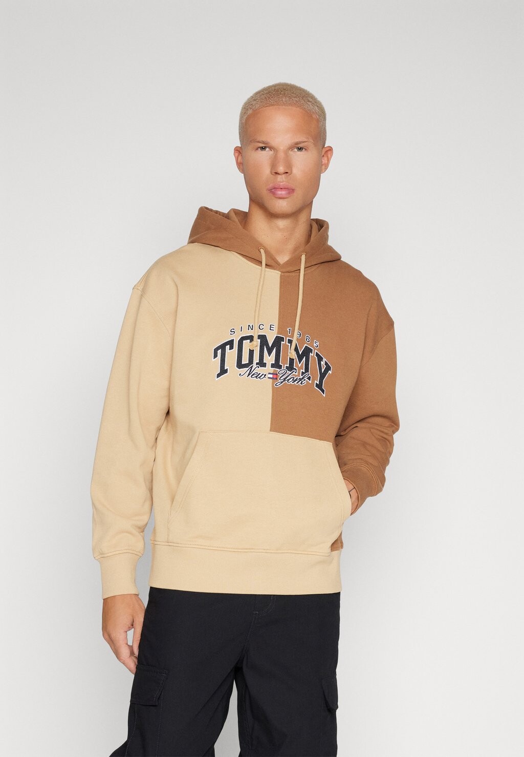 

Толстовка VARSITY TWO TONE HOODIE Tommy Jeans, желто-песочный, Бежевый