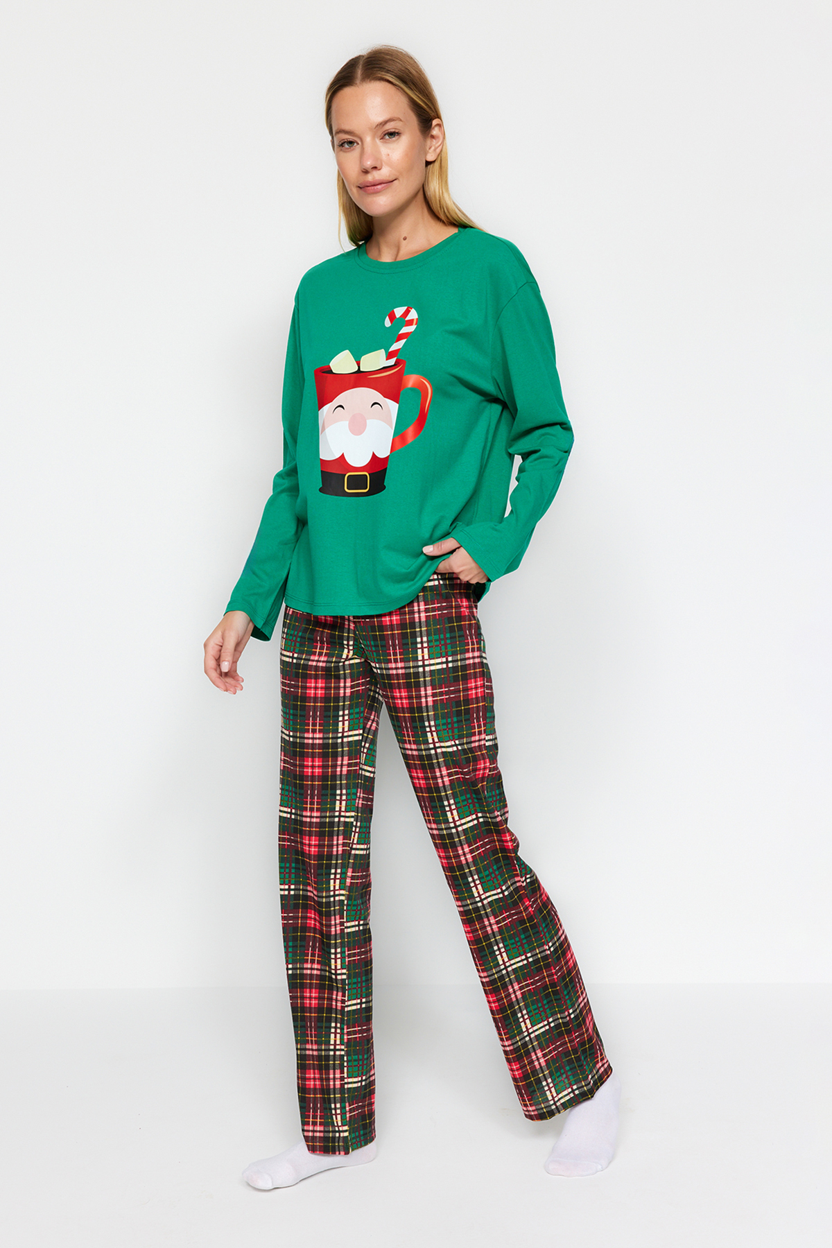 цена Пижамный комплект Trendyol с новогодней тематикой, зеленый