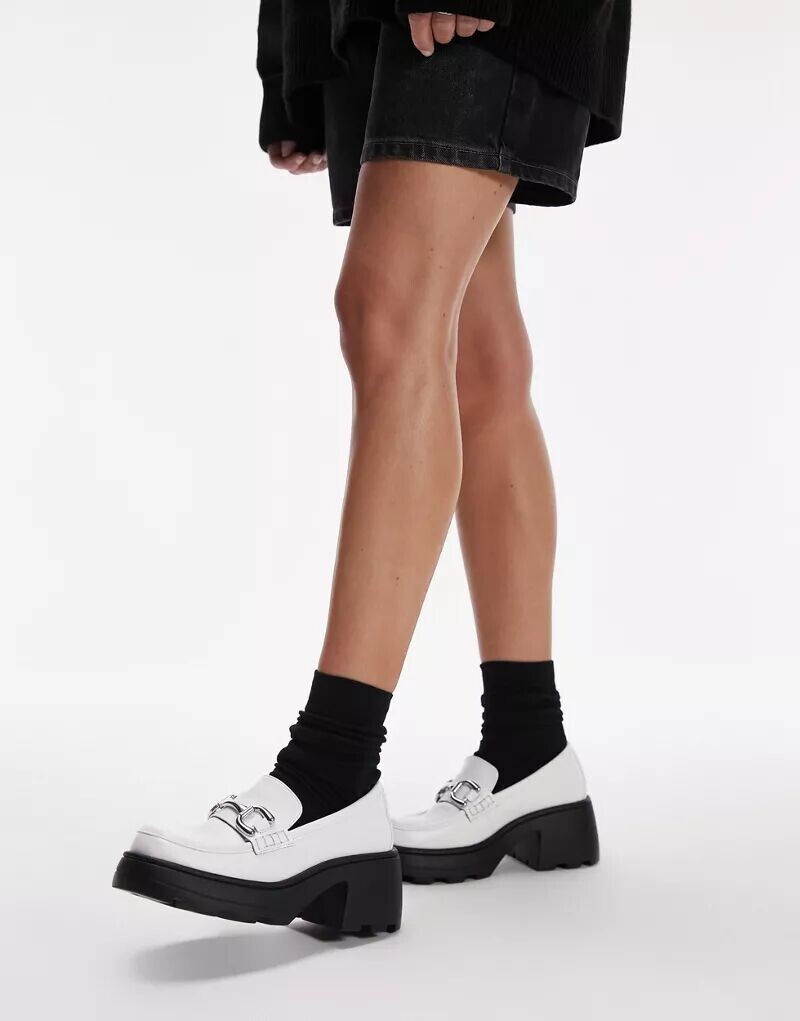 

Белые лоферы на массивном каблуке с цепочкой Topshop Libby