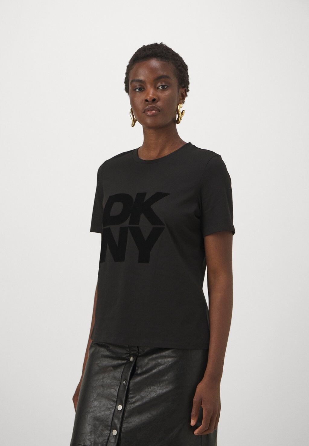

Футболка с принтом REGULAR DKNY, черный