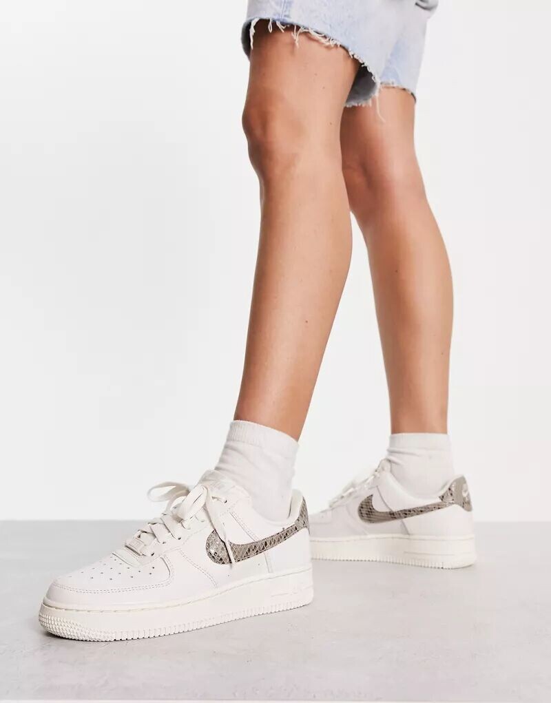 

Белые кроссовки Nike Air Force 1 '07 со змеиным принтом