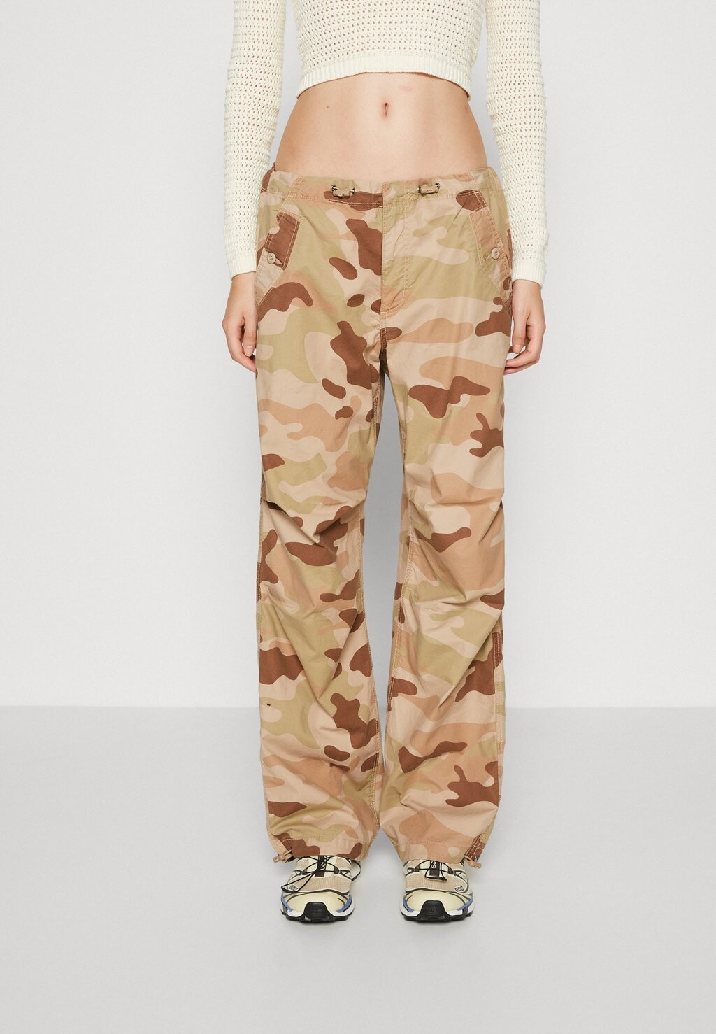 

Брюки Parachute Pant American Eagle, зеленый
