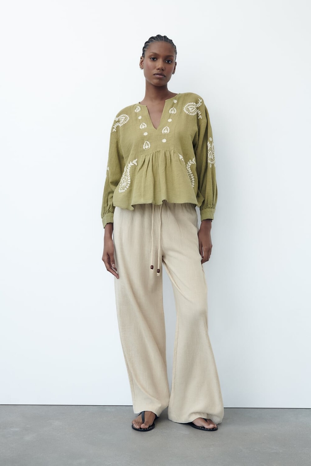 

Блузка с вышивкой ZARA, хаки