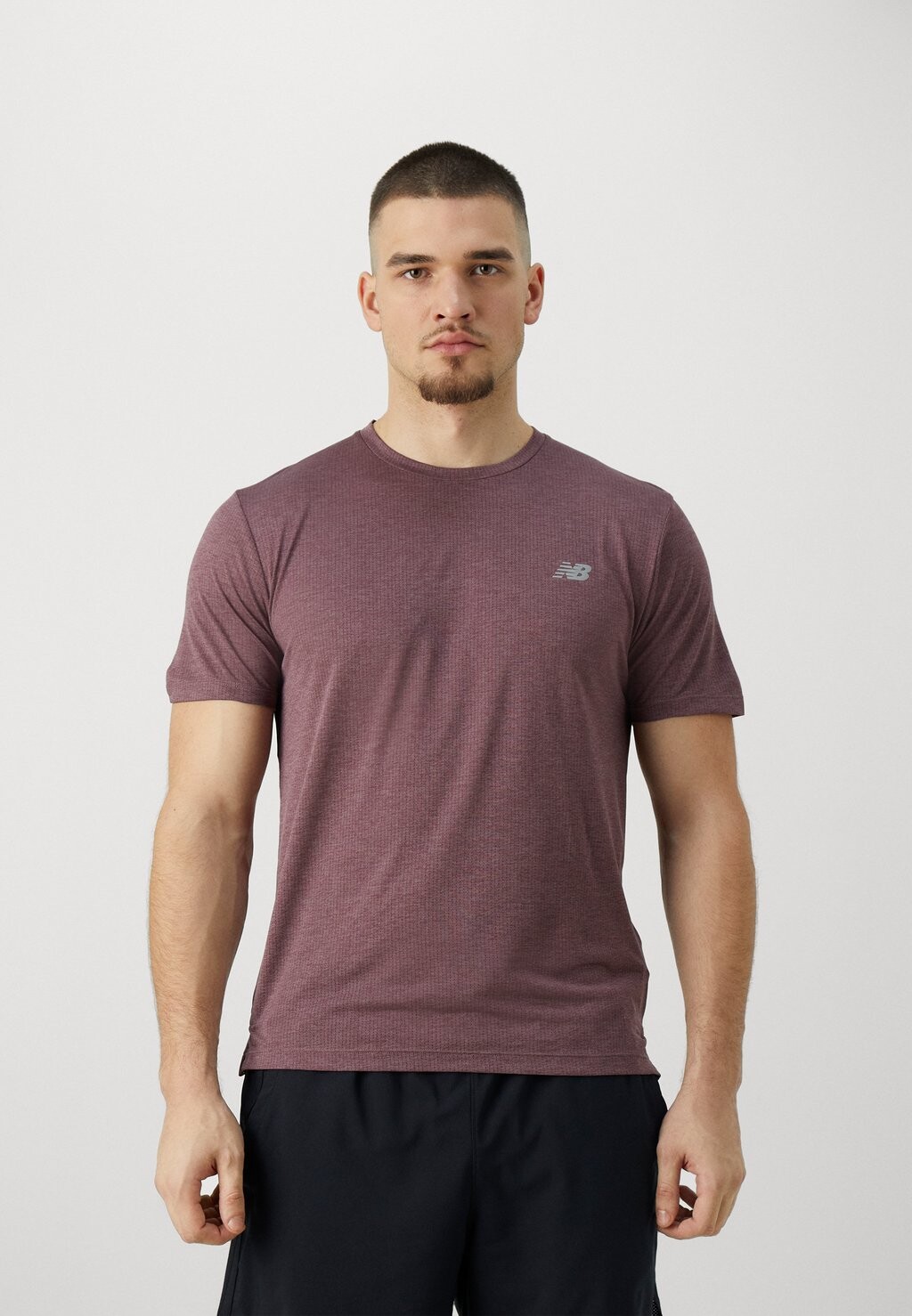 

Базовая футболка Athletics Run New Balance, цвет licorice heather