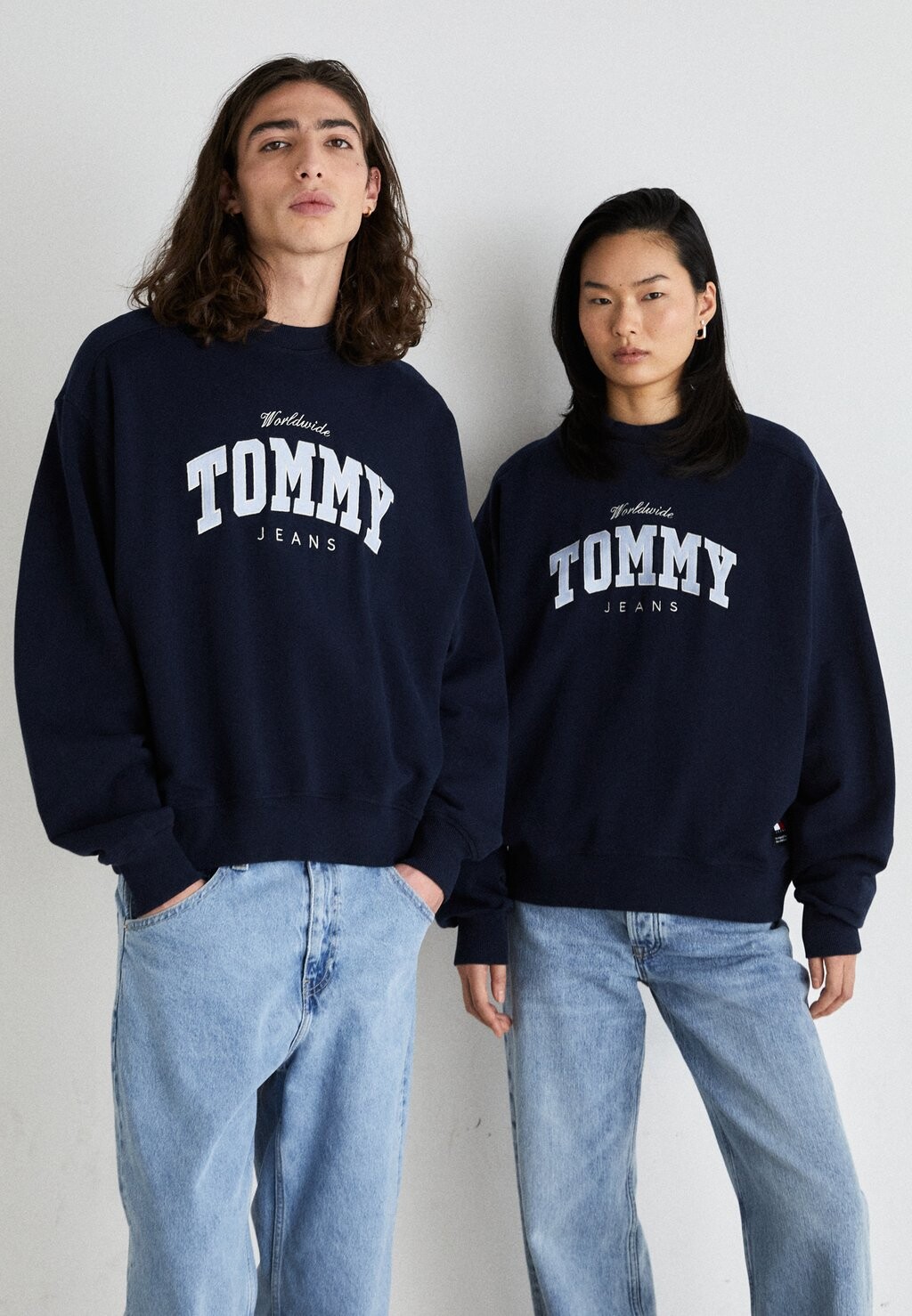 

Толстовка Boxy Varsity Crew Unisex Tommy Jeans, цвет dark night navy