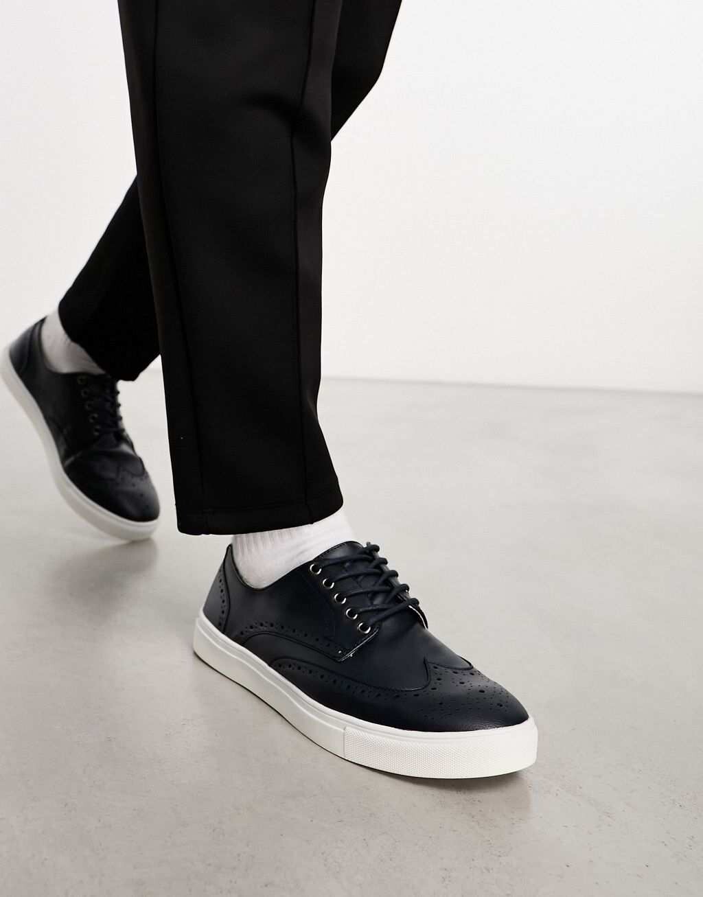 

Темно-синие туфли-броги на шнуровке из искусственной кожи ASOS DESIGN, Синий