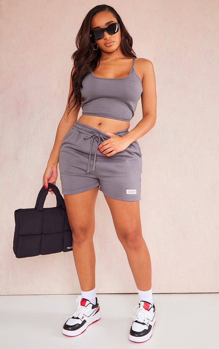 

PrettyLittleThing Спортивные шорты с гофрированным поясом и вышивкой темно-серого цвета