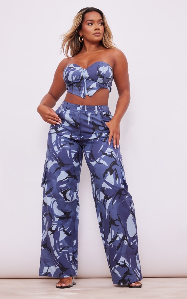 

PrettyLittleThing Ярко-синие широкие брюки с камуфляжными карманами в форме формы, Синий