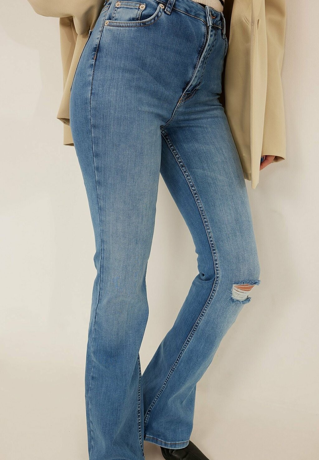 

Джинсы Bootcut NA-KD