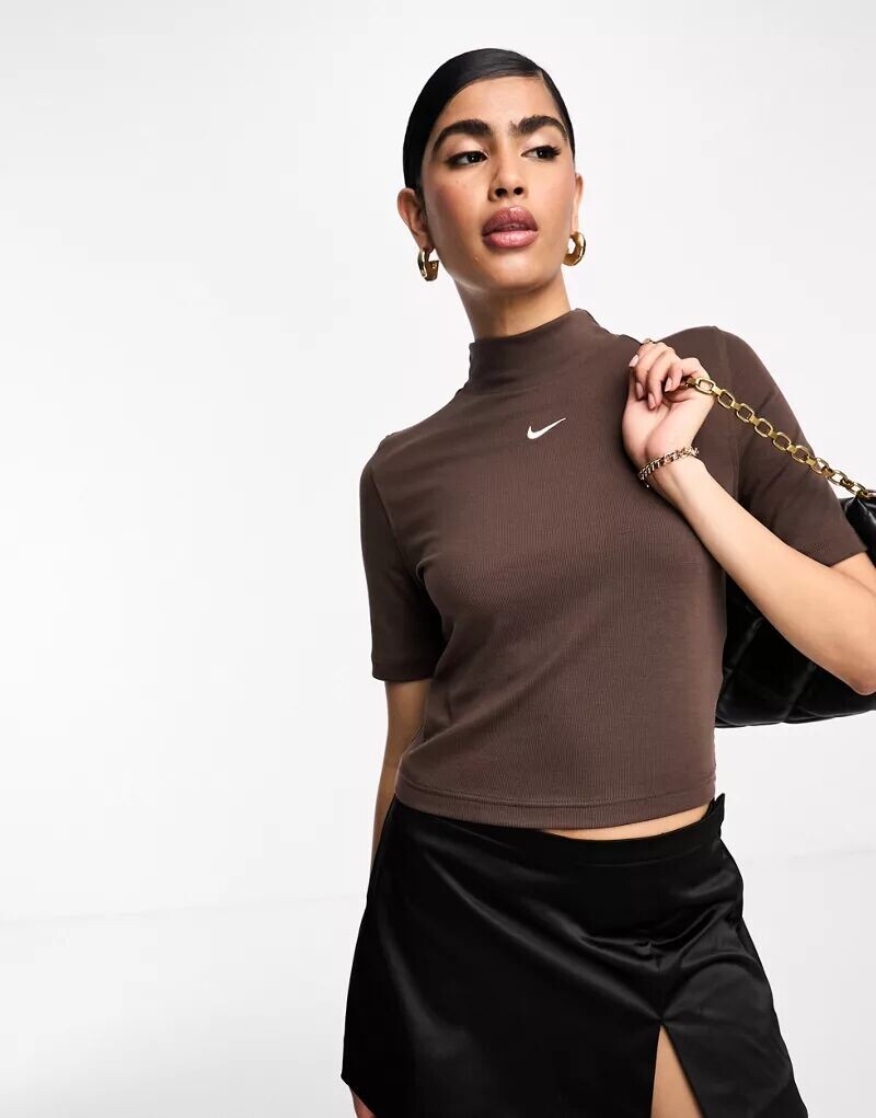 

Футболка Nike в рубчик коричневого цвета в стиле барокко с воротником стойкой и небольшим логотипом Swoosh