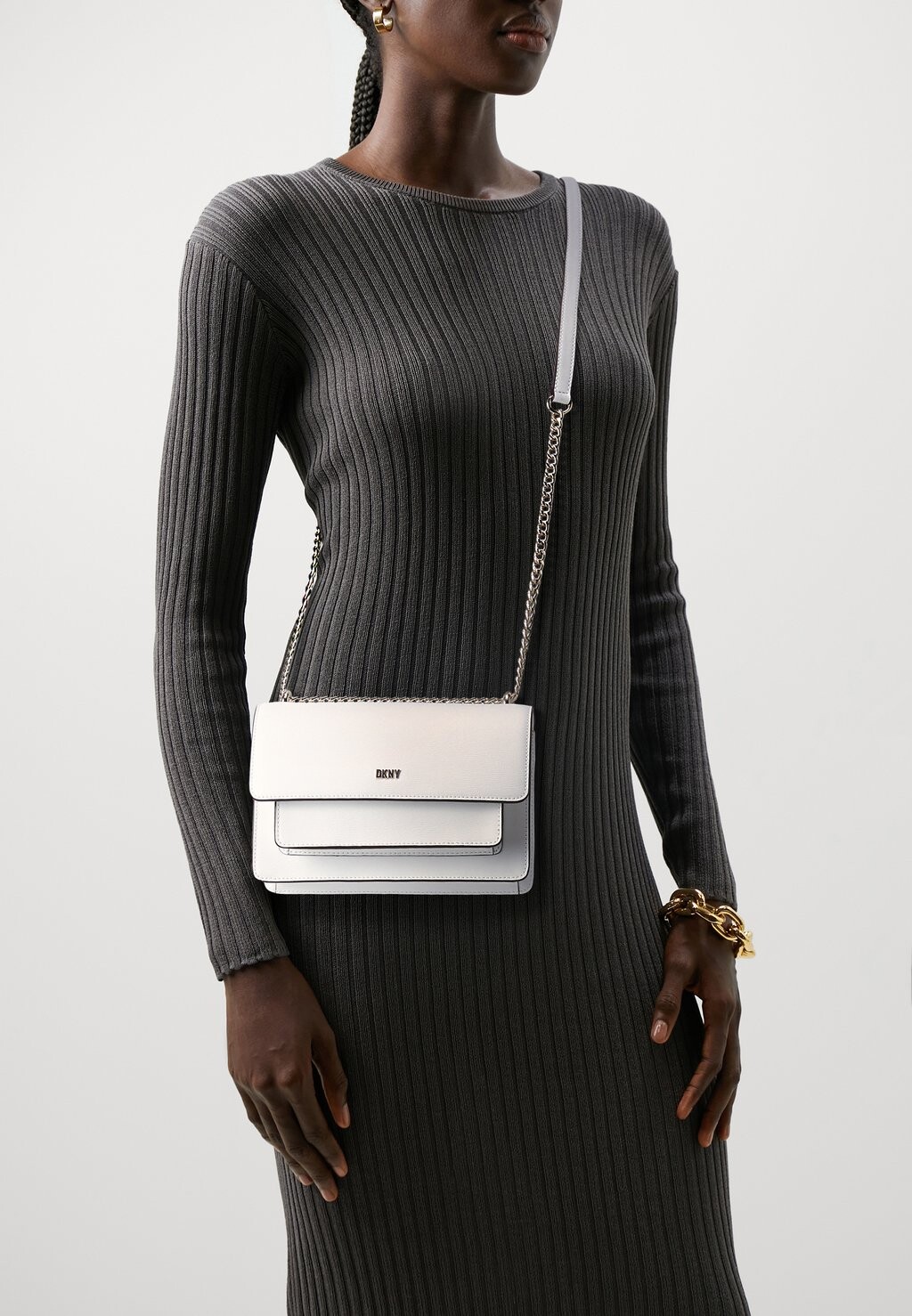 

Сумка через плечо BRYANT CHAIN FLAP DKNY, цвет optic white/gold-coloured