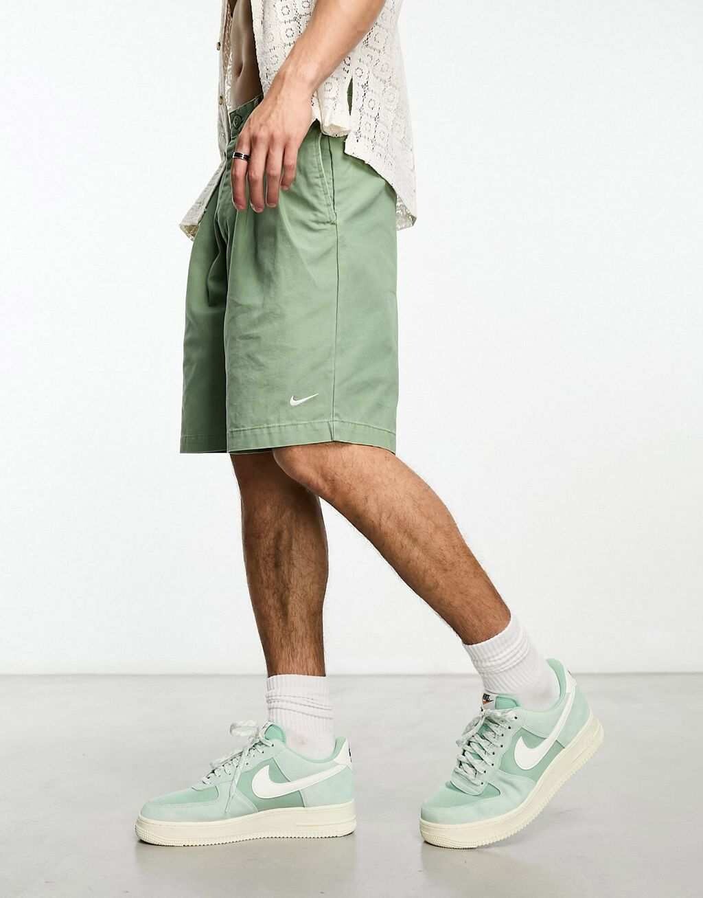 

Зеленые шорты чинос со складками Nike Life