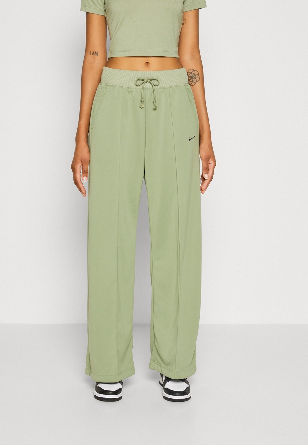 

Спортивные штаны Nike ШИРОКИЕ БРЮКИ, цвет oil green